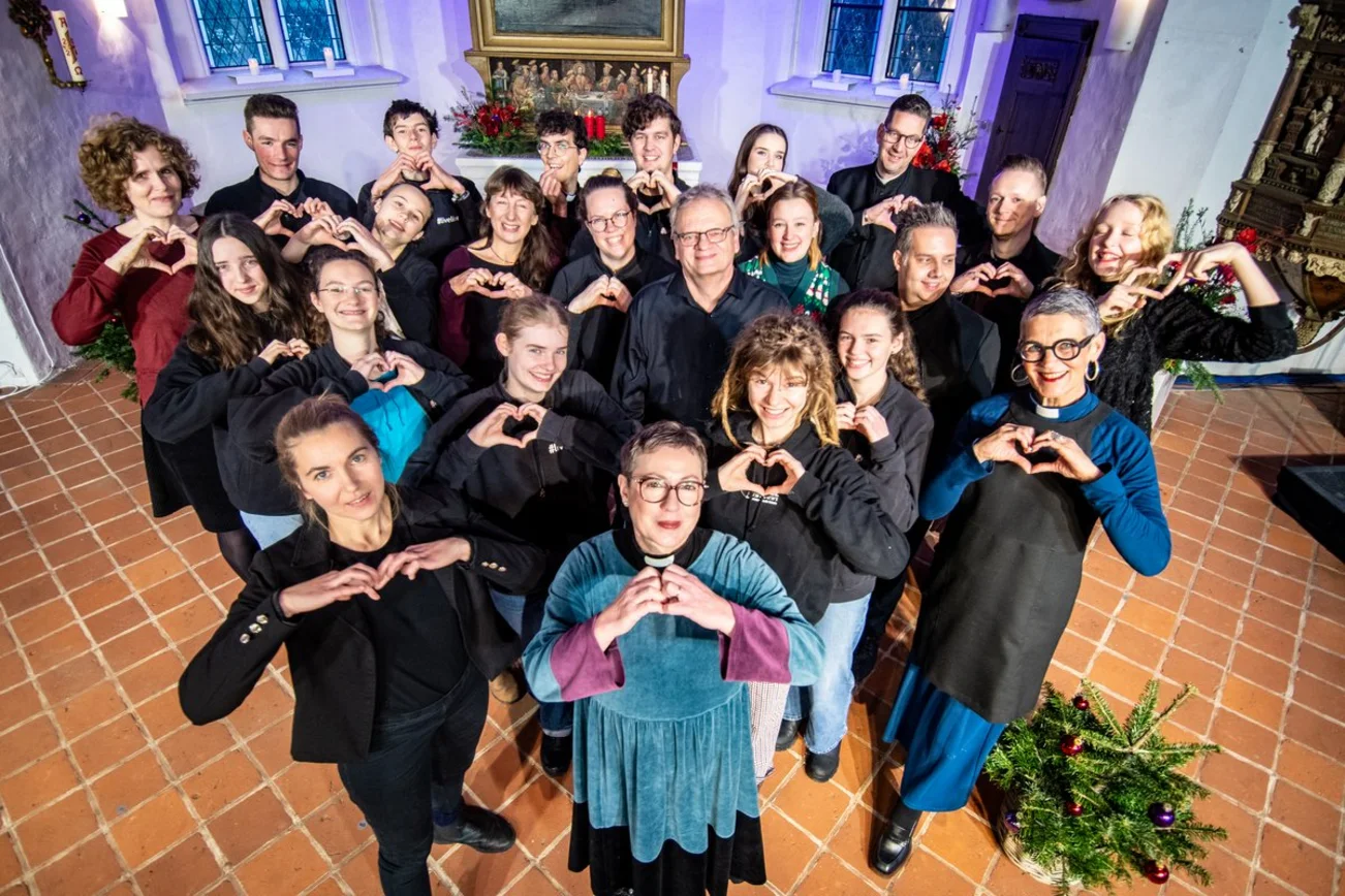 Menschen in einer Kirche