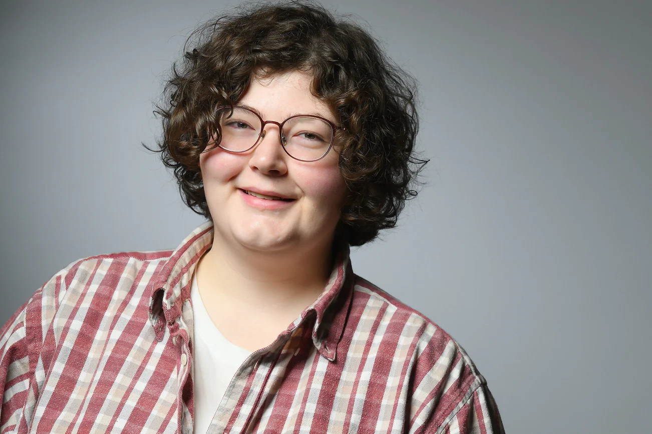 Ein Porträt einer Frau mit Brille.