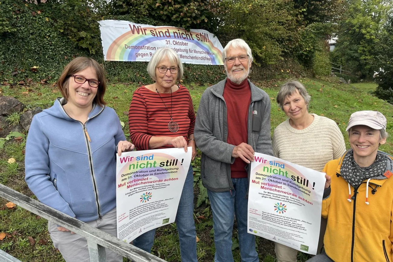 Vier Frauen und ein Mann halten Plakate mit der Aufschrift "Wir sind nicht stilL"
