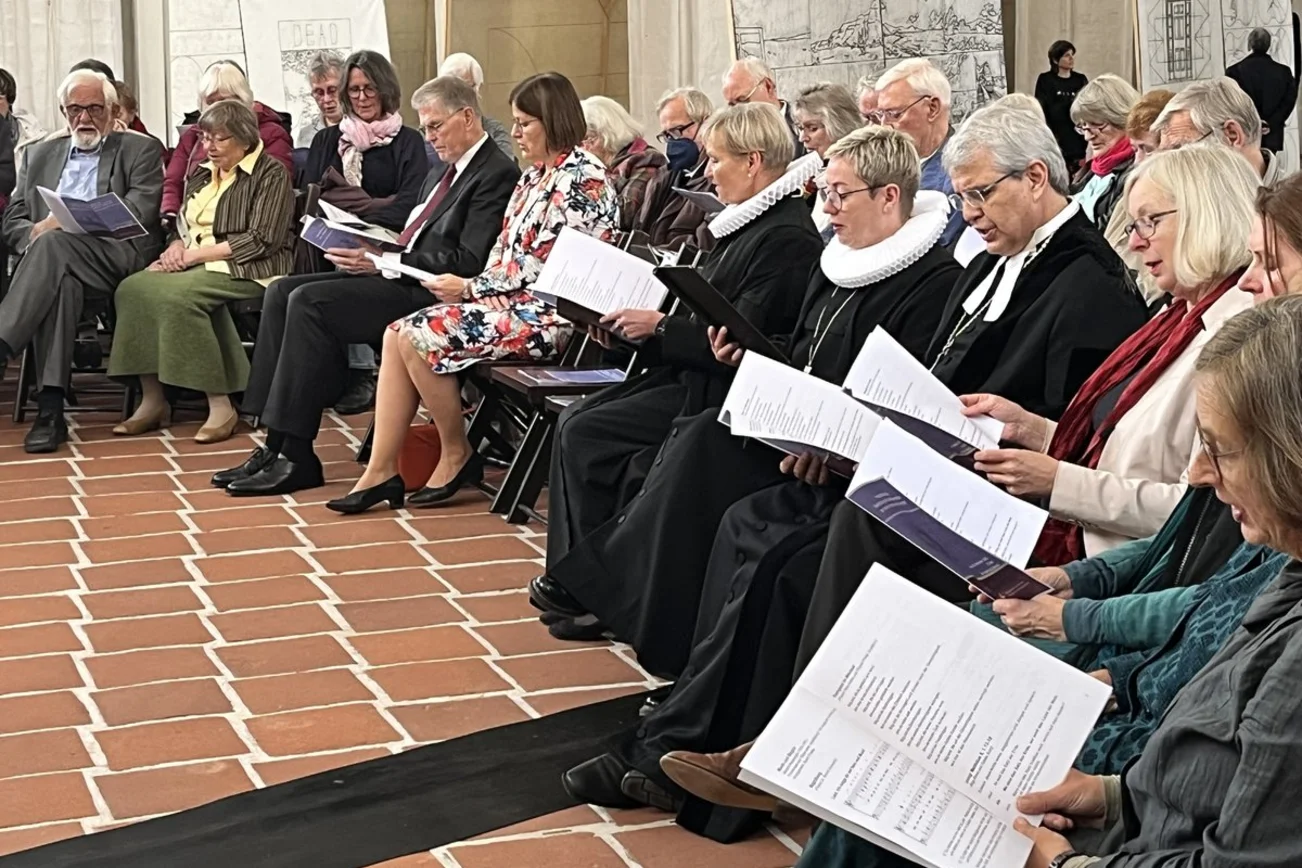 Menschen in einer Kirche