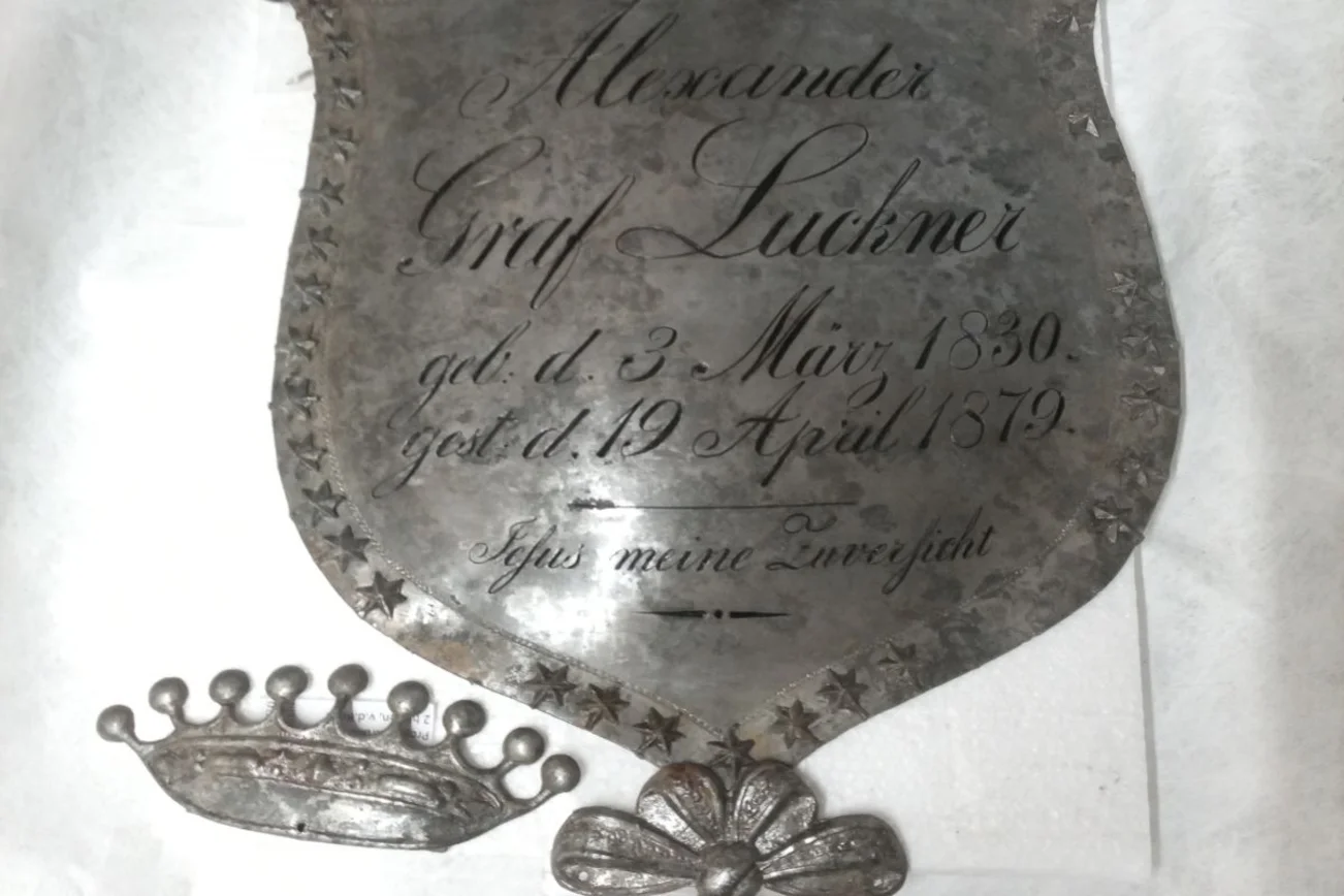 Aufgearbeitete metallisches Sargschild von Alexander Graf Luckner von 1879