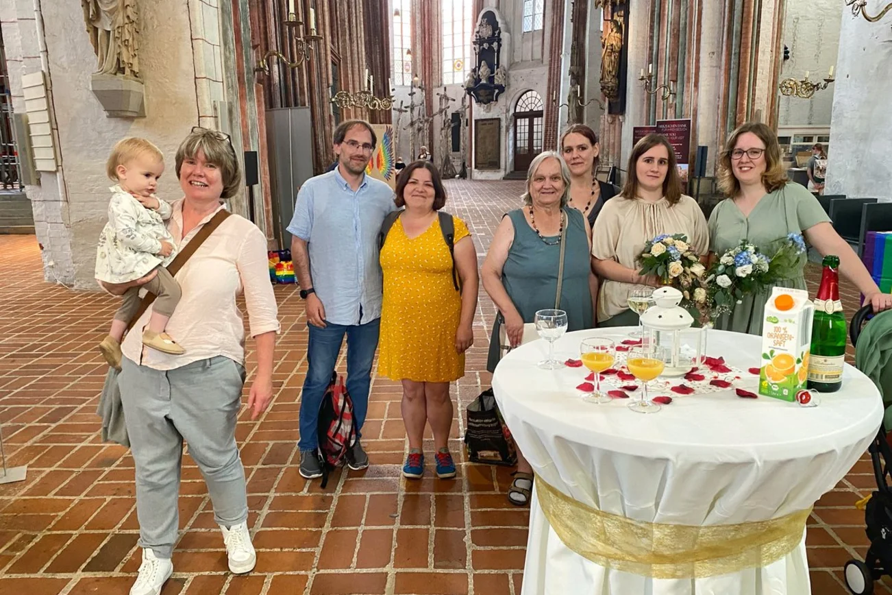 Eine Familie feiert die Trauung in St. Marien