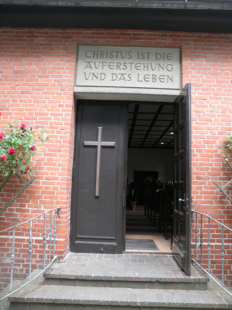 geöffnete Kapellentür