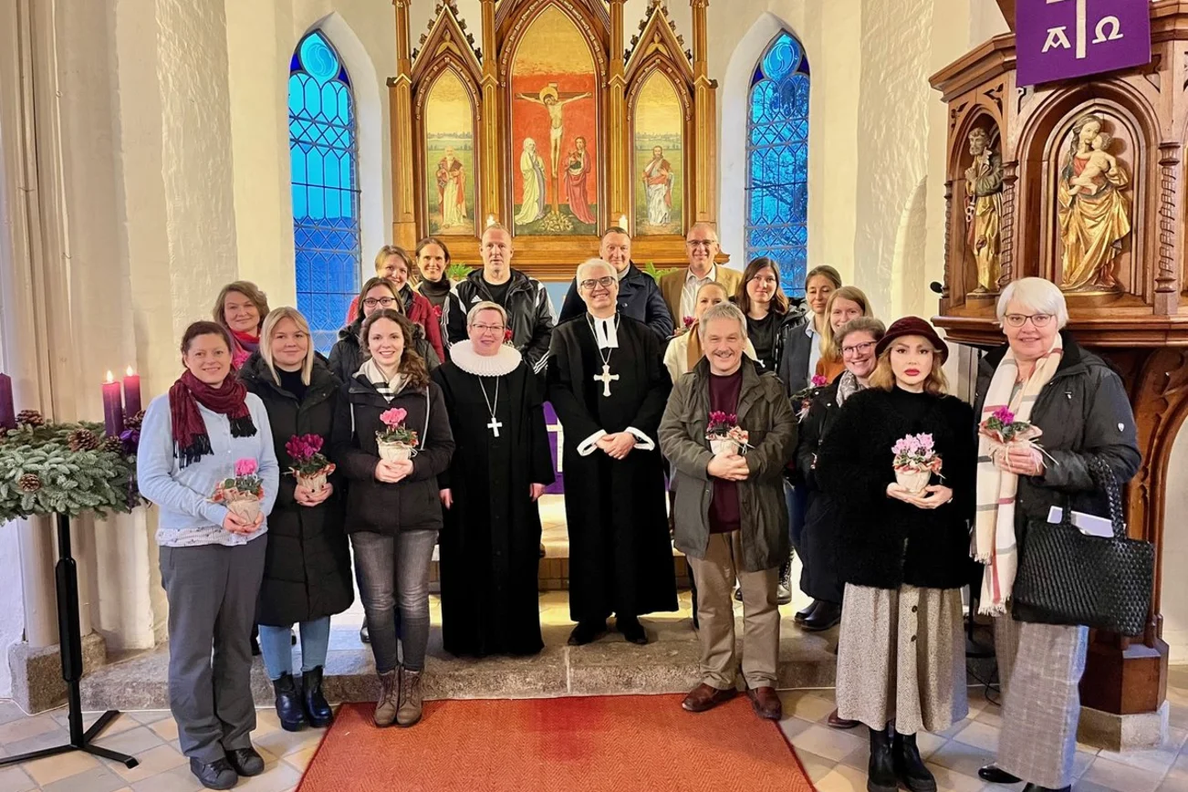 Menschen in einer Kirche