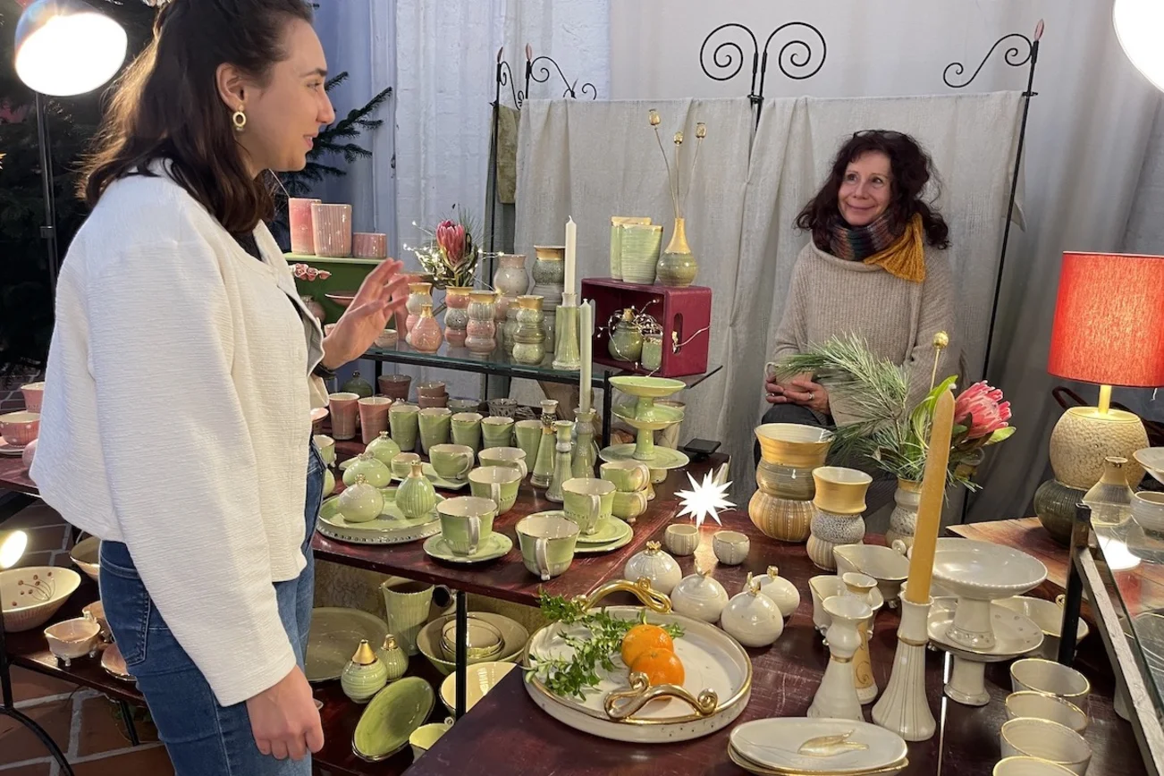 Lilly Schaack in Gespräch mit Silke Nutz vom Keramik Atelier Schleswig.