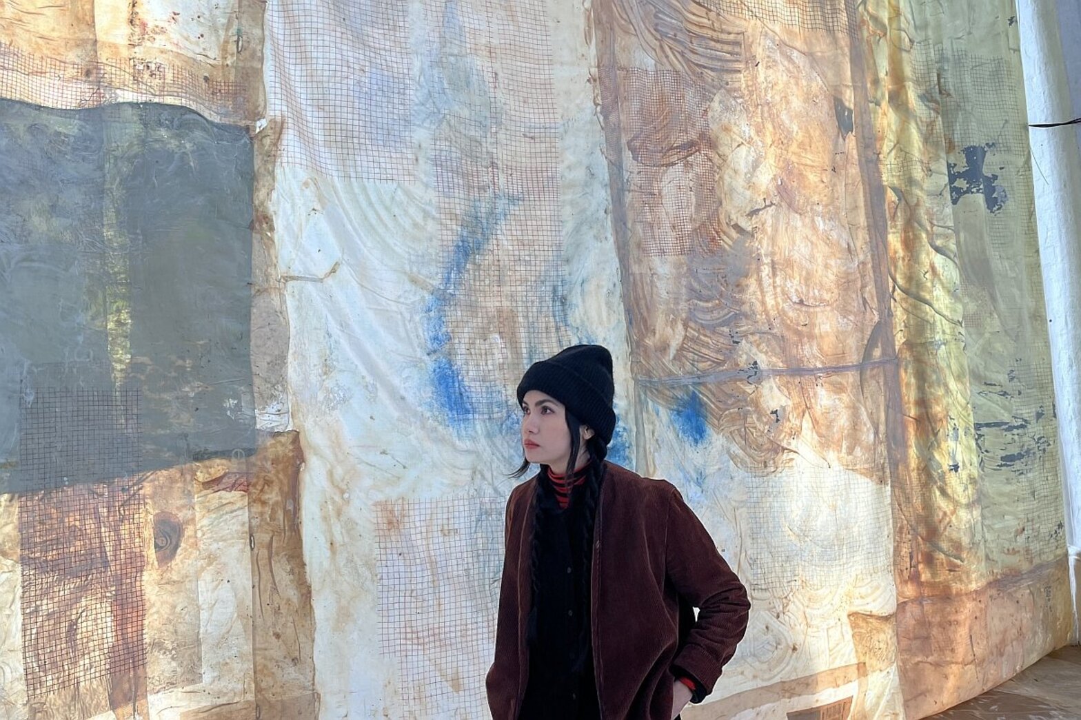 Die Künstlerin Mandy El-Sayegh geht an einem ihrer Werke entlang.