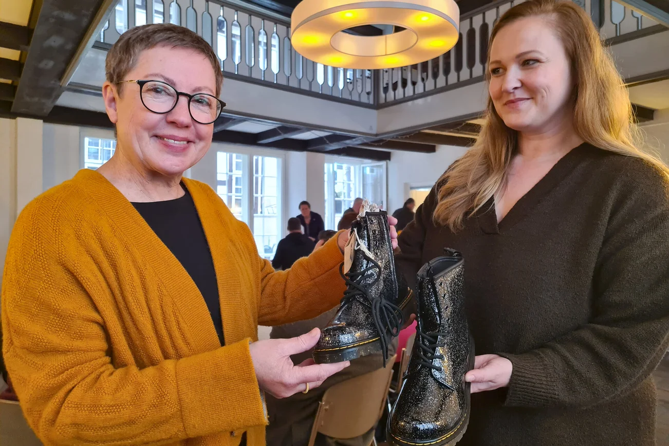 Zwei Menschen schauen in die Kamera 