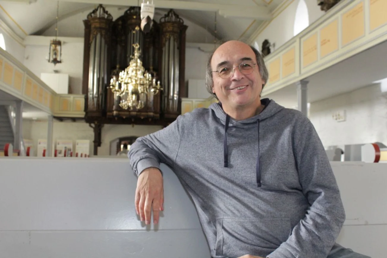 Mann sitzt in einer Kirche