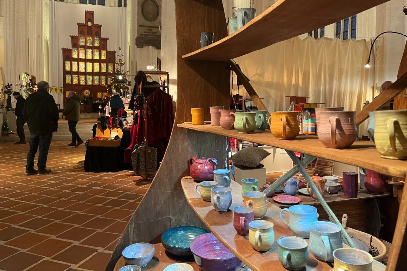 Getöpfertes Geschirr in einem Regal in einer Kirche