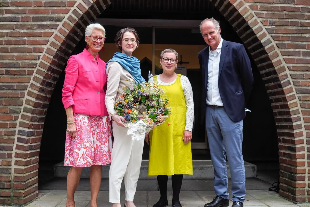 Ein Gebinde für die Jubilarin (2.v.r.), neben Beatrix Jenckel (li.), Proepstin Petra Kallies und Henning v. Stechow