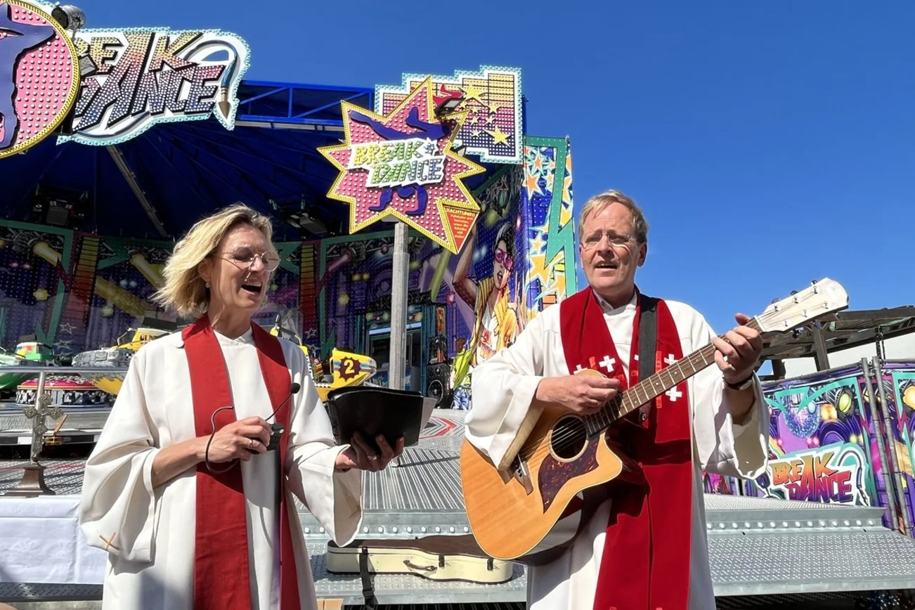 Zwei Passtoren vor einem Karussell