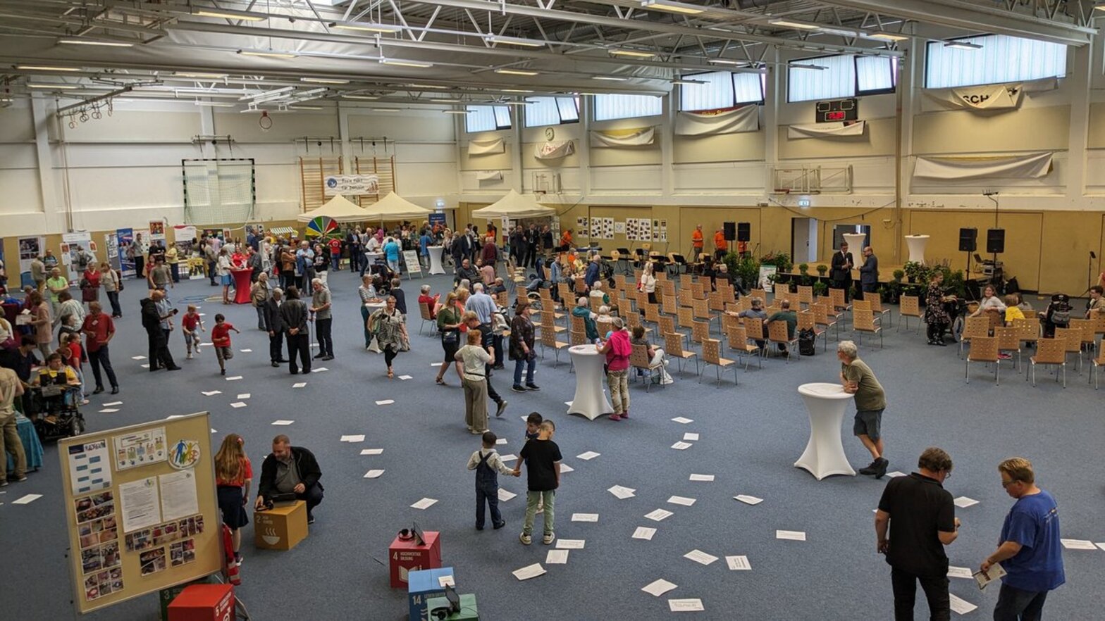 Menschen in einer Halle