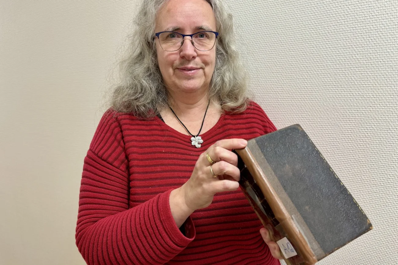 Eine Frau hält eine Bibel in den Händen
