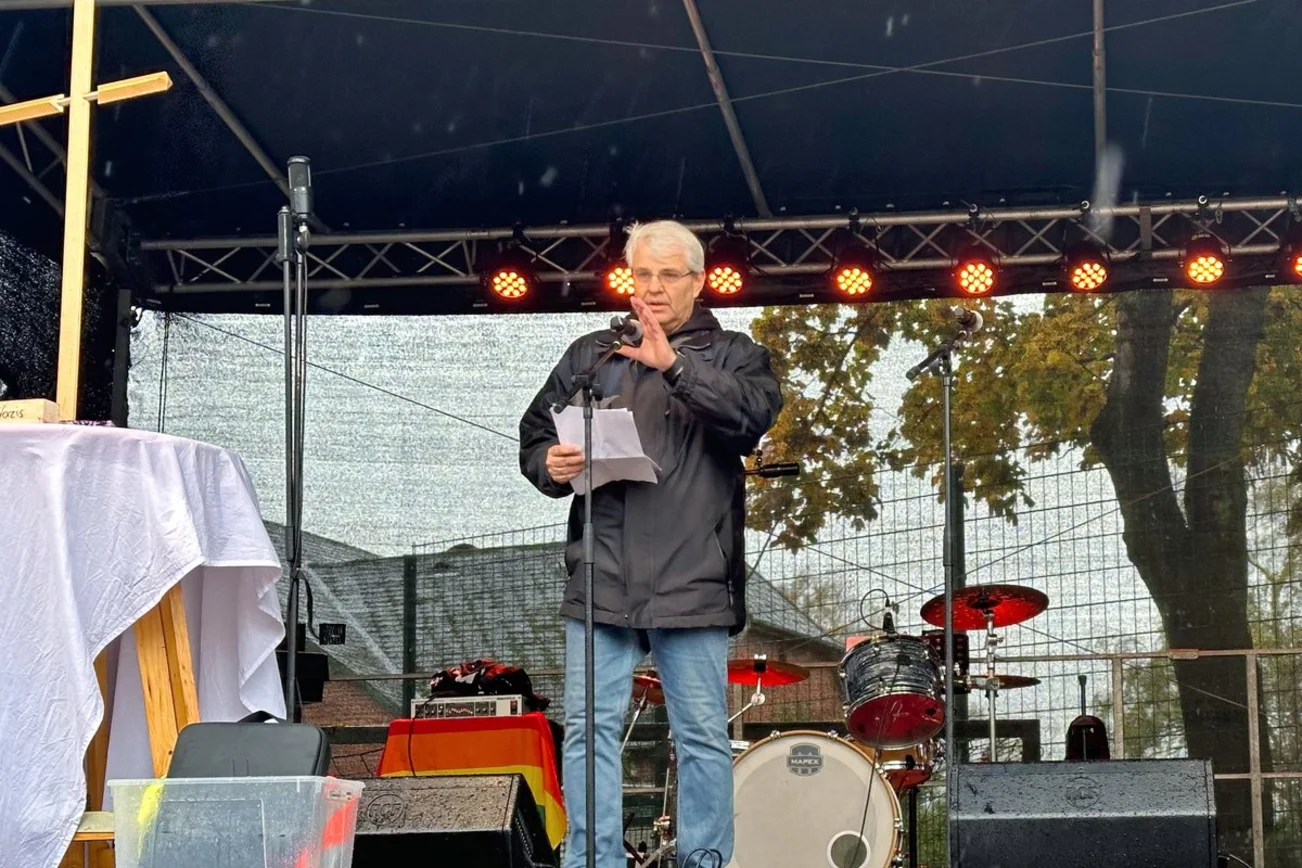 Ein Mann auf einer Bühne