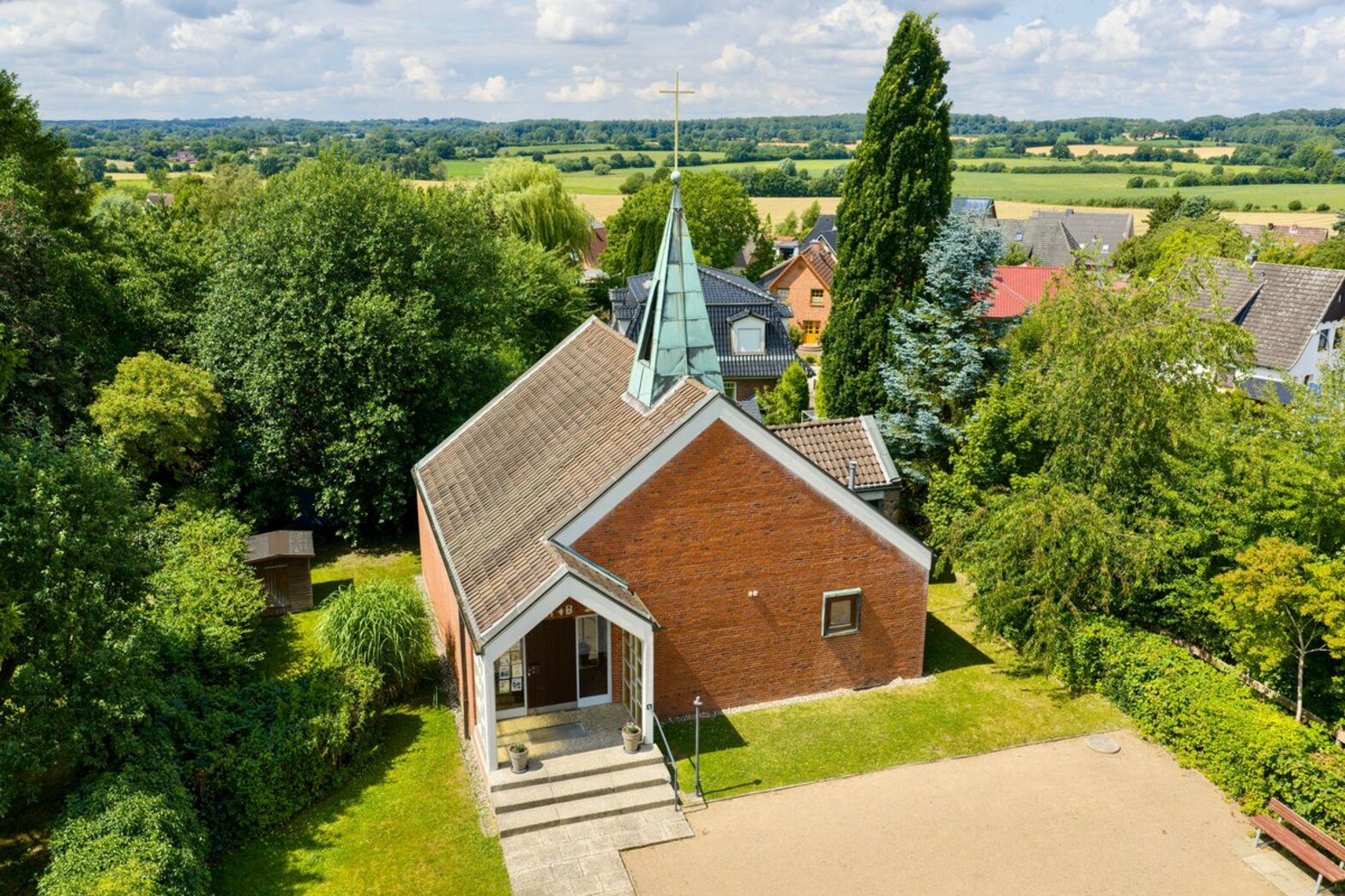 Blick auf eine Kapelle. 