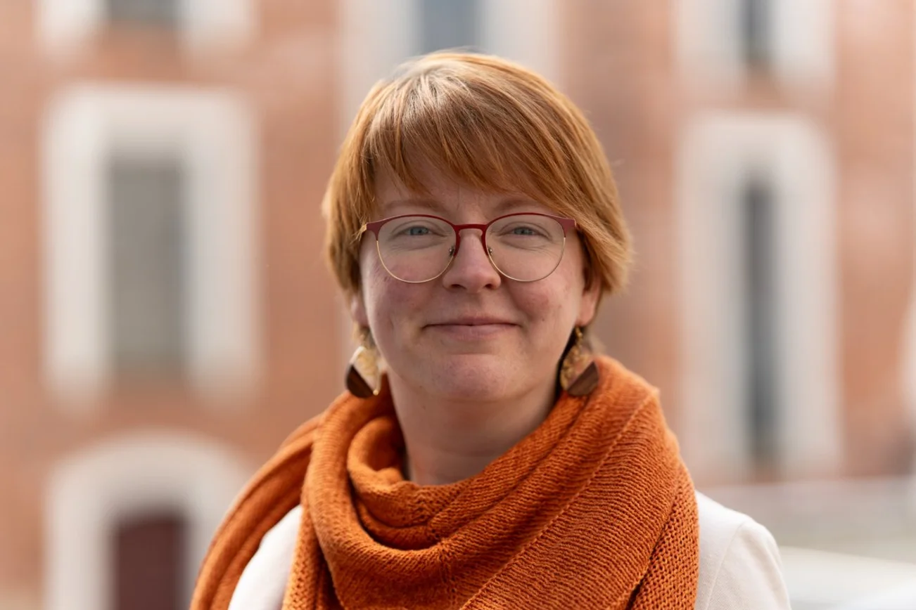 Junge Frau lächelt frontal in die Kamera