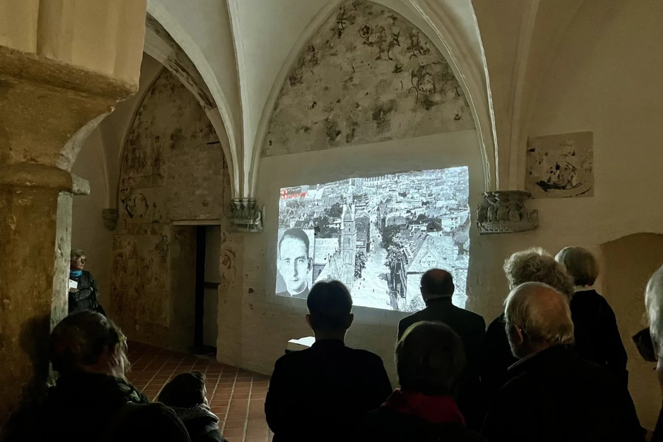 Blick auf Menschen vor einer Videoinstallation