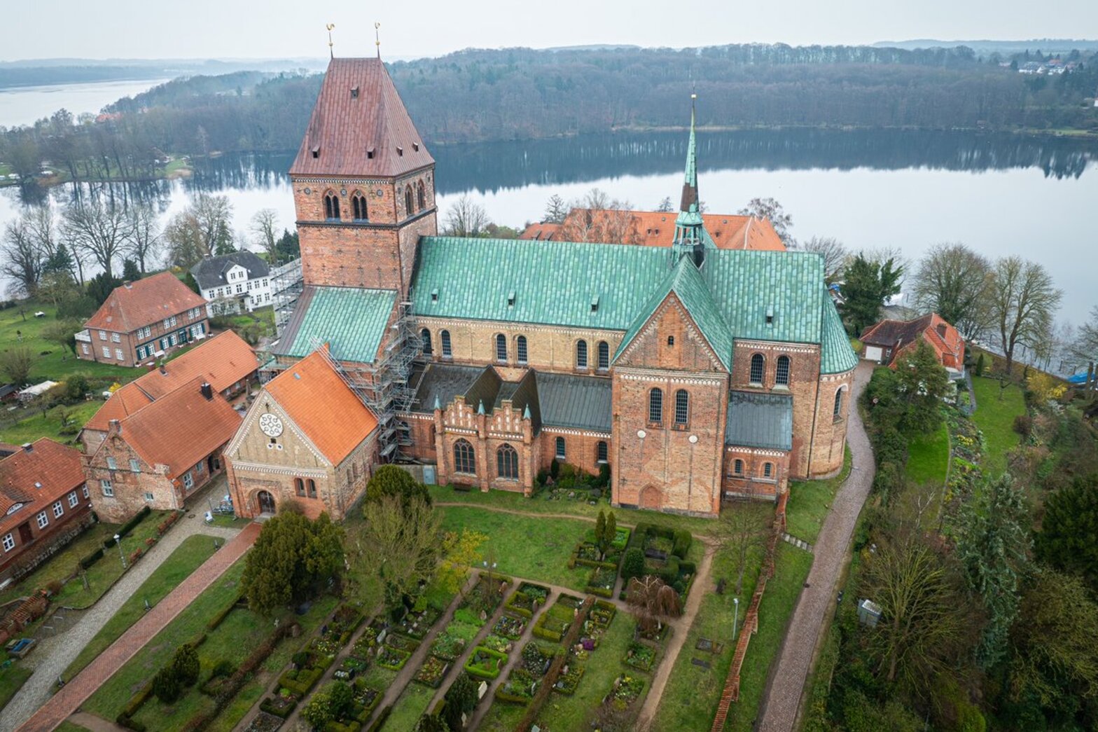 Luftbild von einer Kirche