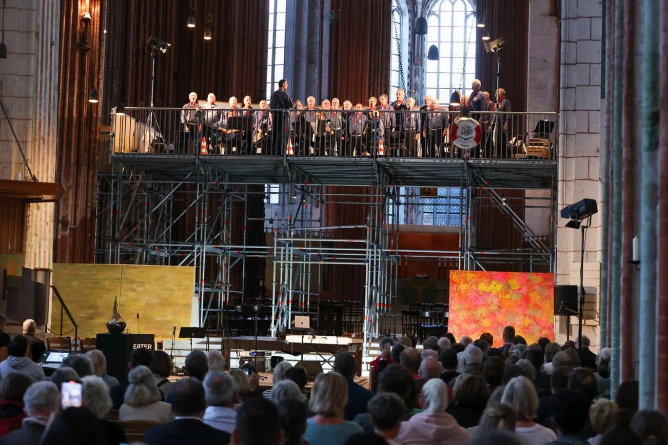 Ein Shantychor singt vor Publikum in einer Kirche