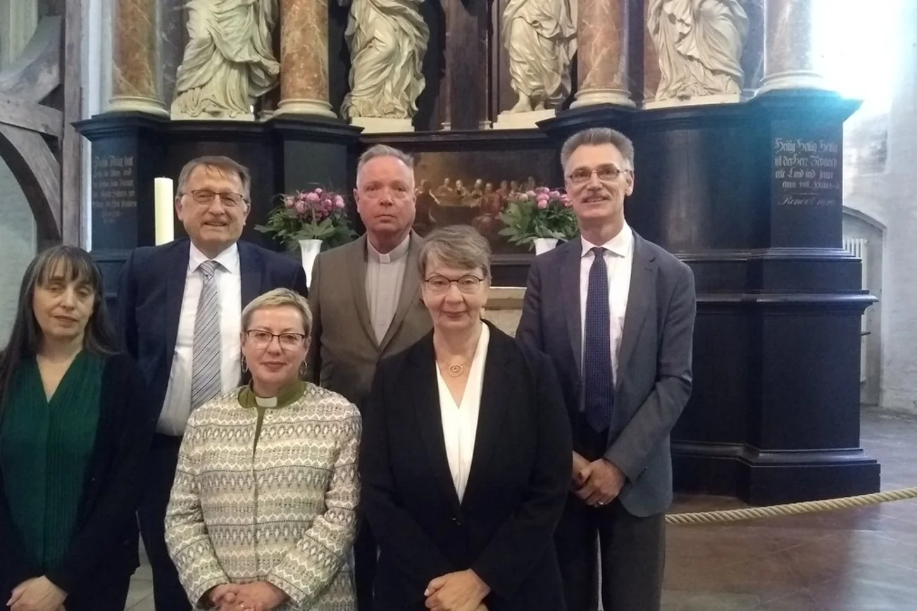 Gruppe von Menschen in einer Kirche