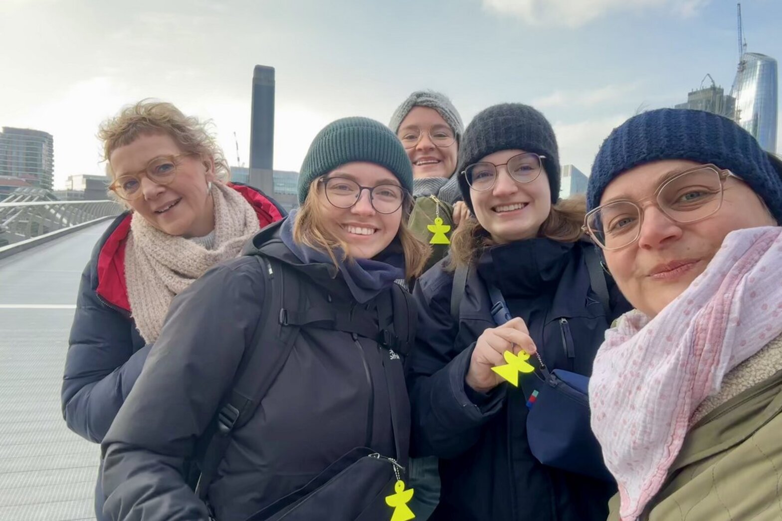 Selfie mit fünf Personen, die fröhlich lachen