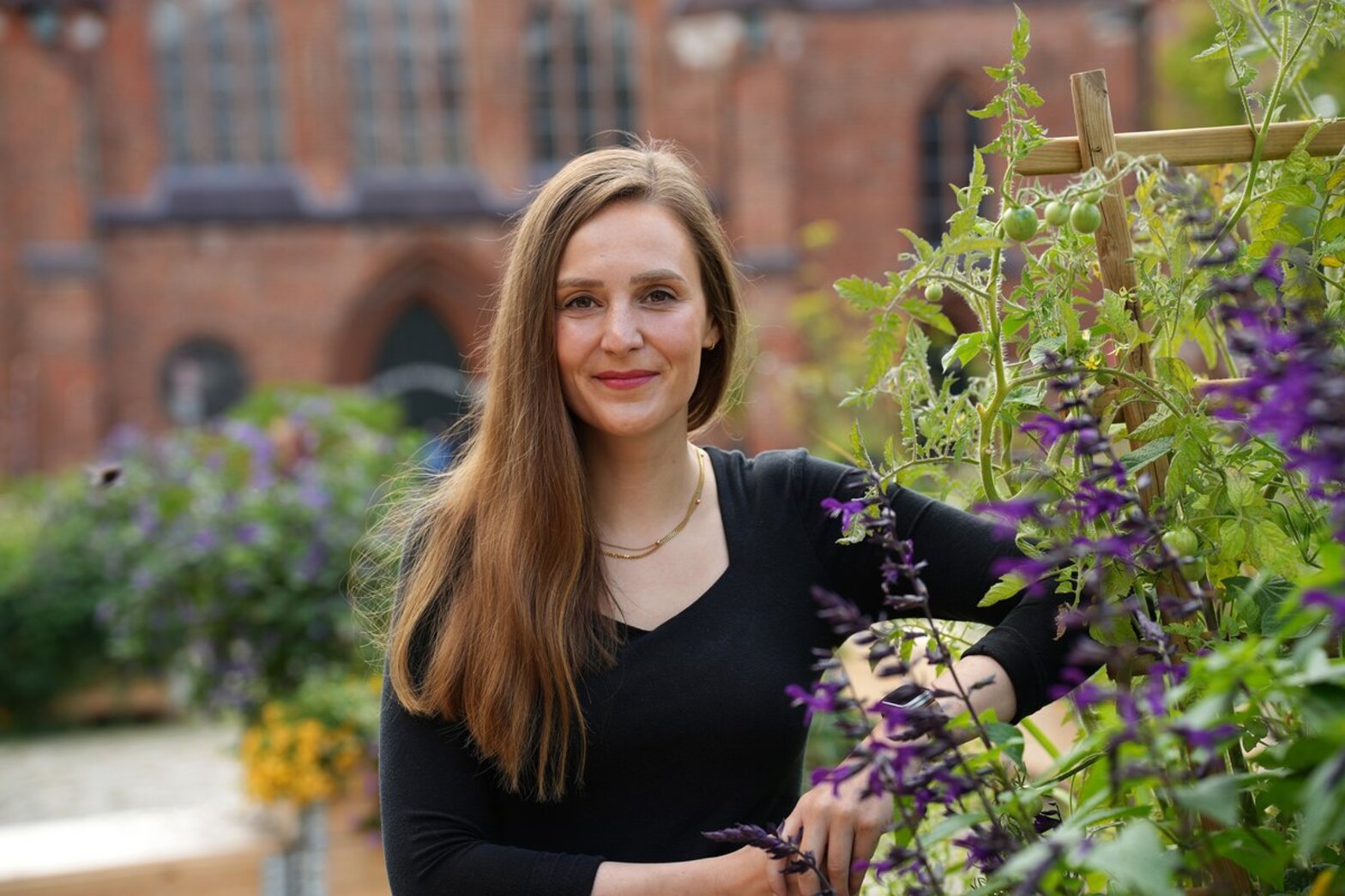 Ein Mensch schaut in die Kamera