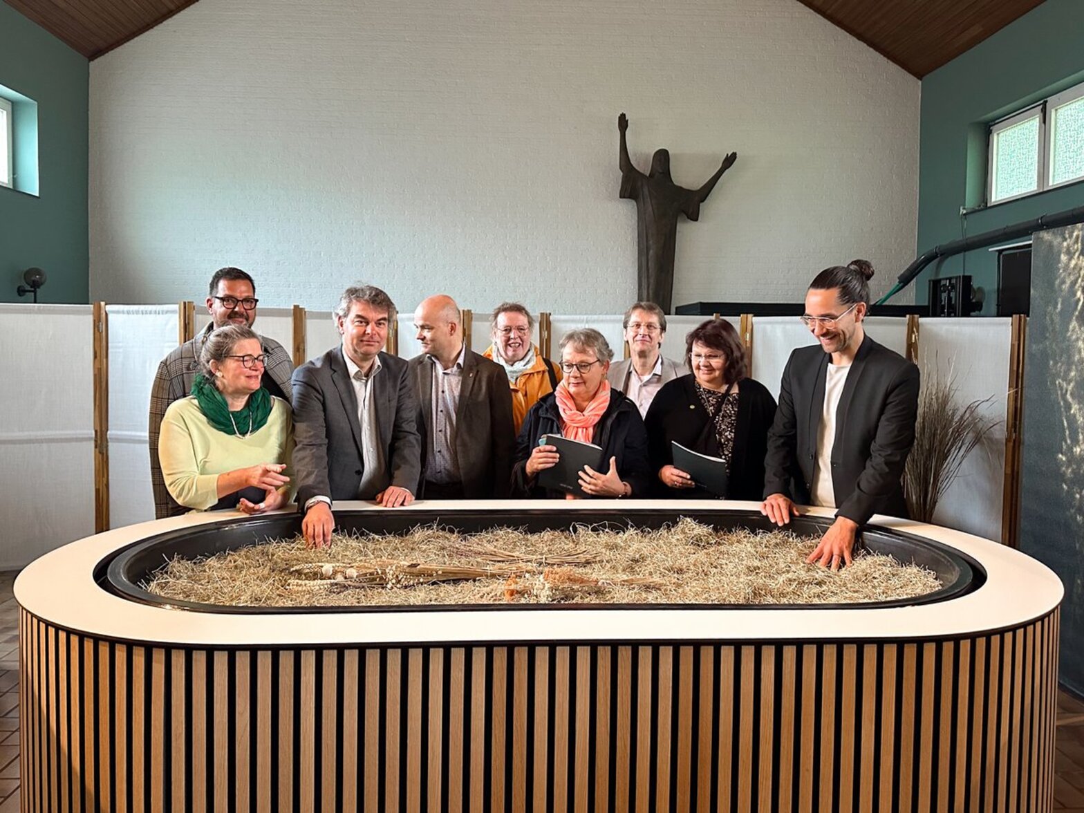 Menschen in einer Kirche