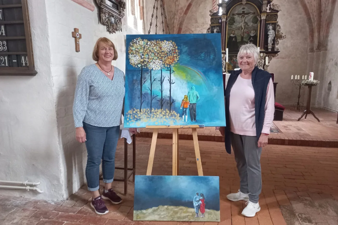 Zwei Frauen in einer Kirche mit einem Bild