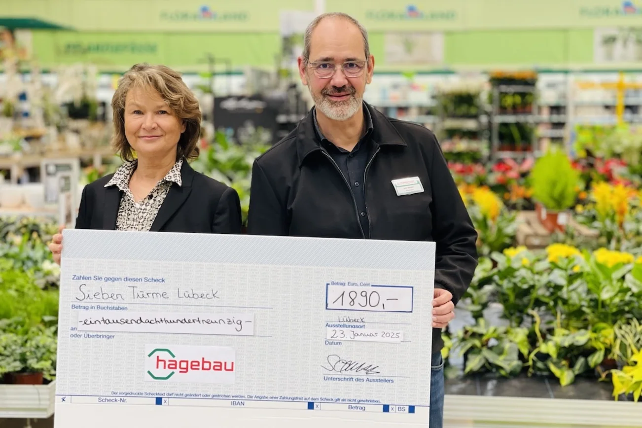 Spendenübergabe im hagebauMarkt Lübeck mit Leite Frank Sämann und 7Türme+ Referentin Heike Reimann-