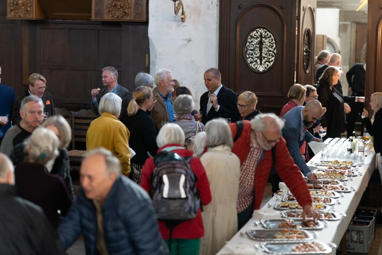 Menschen bei einem Empfang