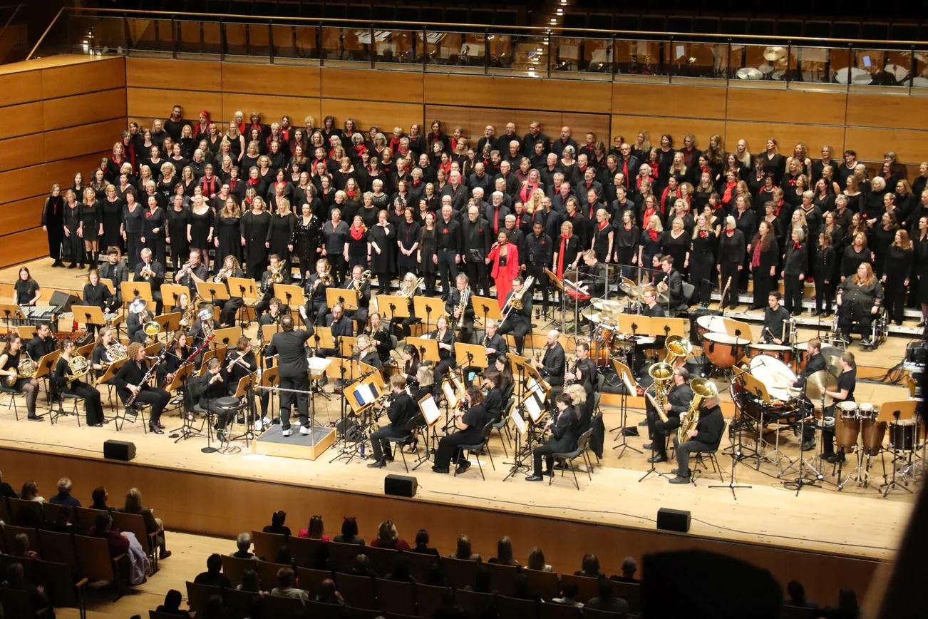 Blick auf eine voll besetzte Bühne mit Orchester und Chor.