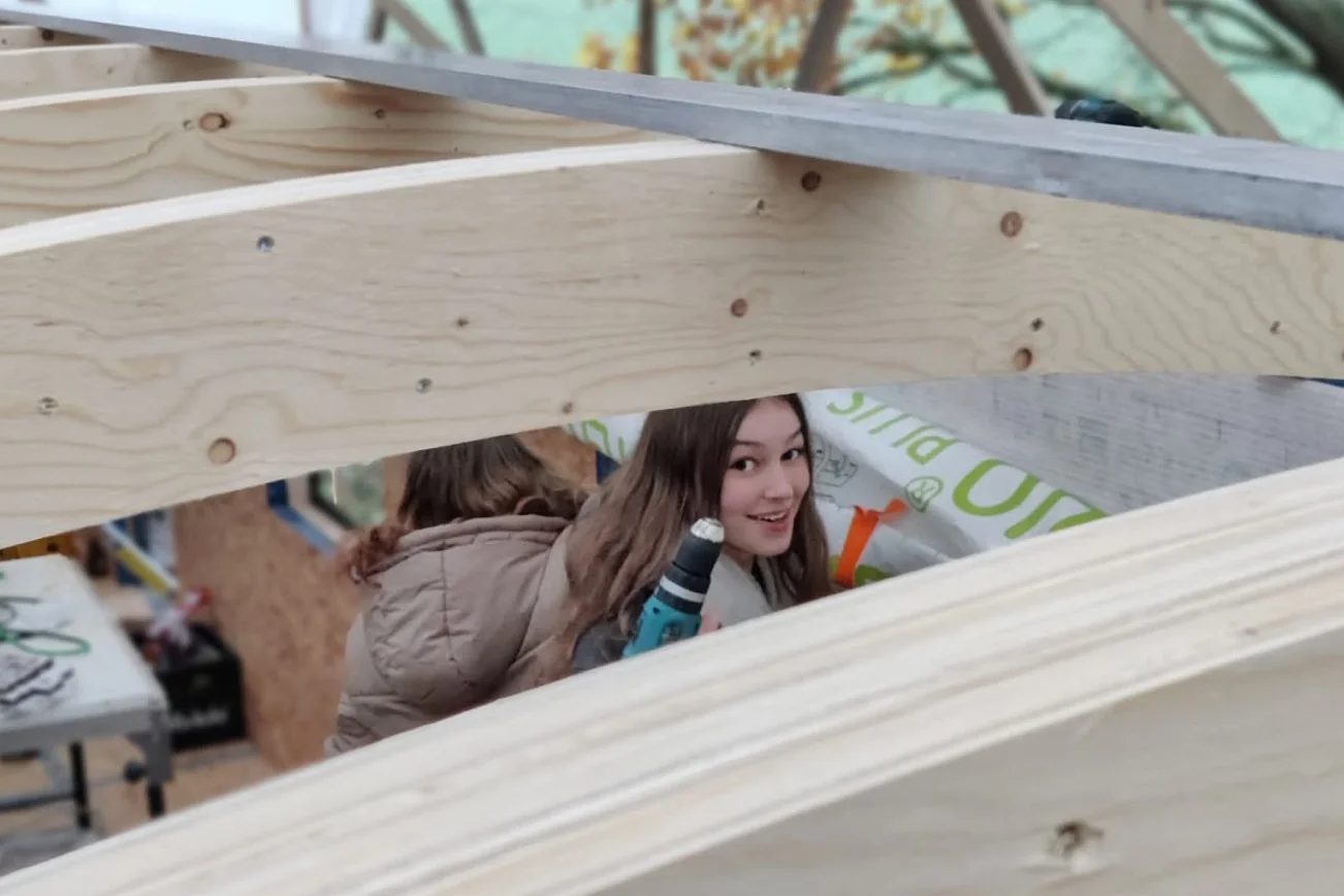 Endlich hat der Zirkuswagen wieder einen Aufbau! Beim Richtfest am 4. Dezember 2022 ist die Freude groß.