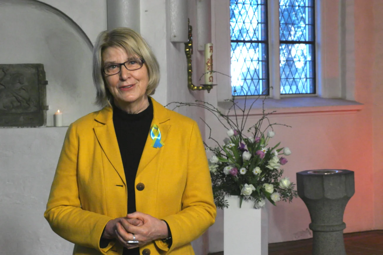 Eine Frau steht in einer Kirche 