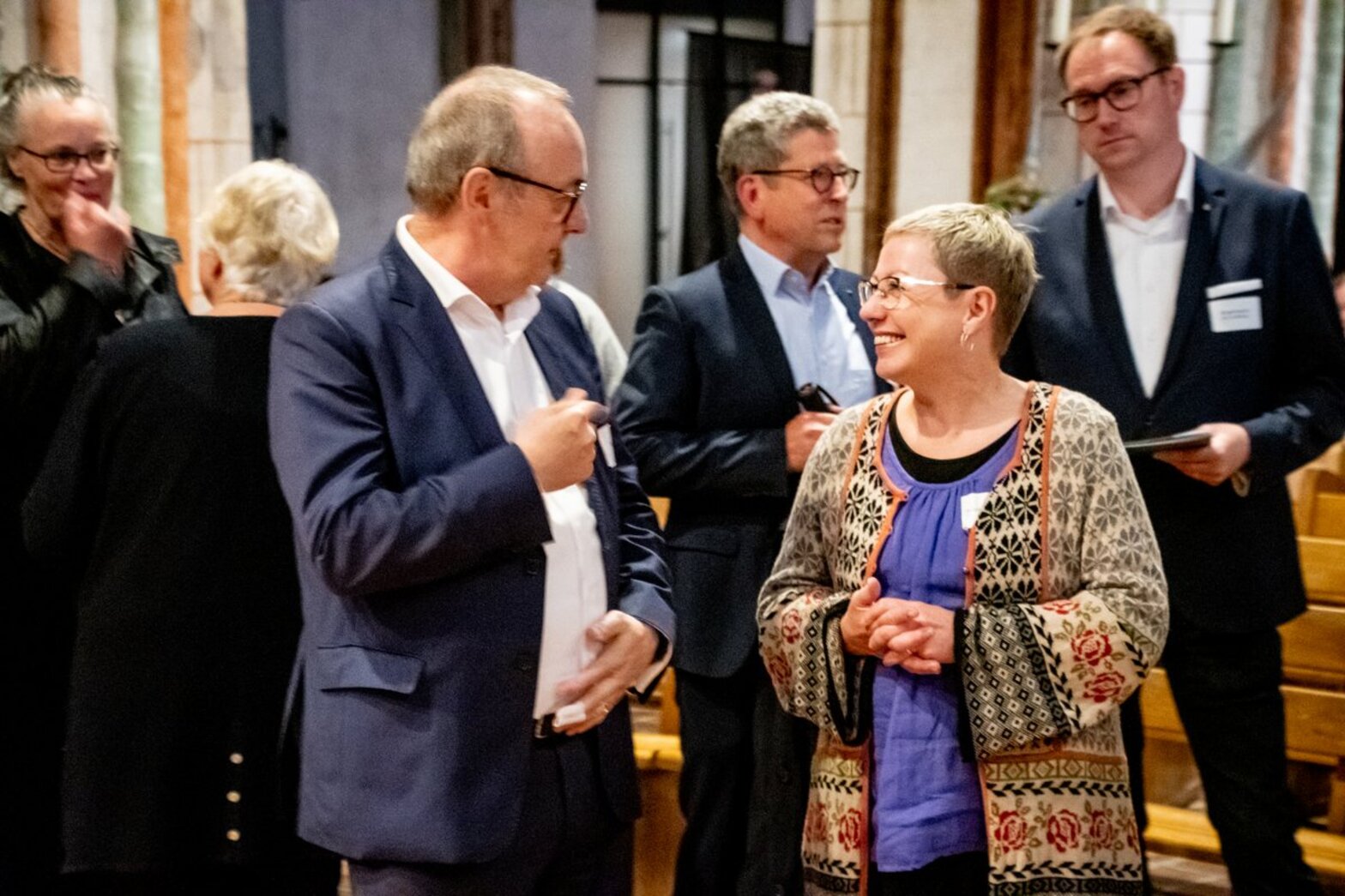 Menschen in einer Kirche