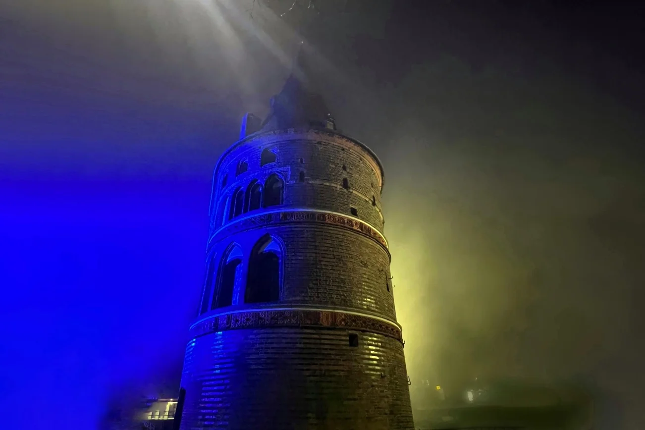 Das Holstentor bei Dunkelheit. 