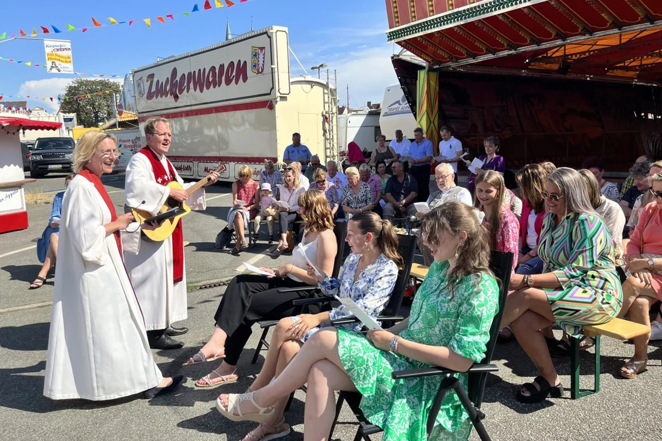 Blick auf die Kirmes-Konfirmation