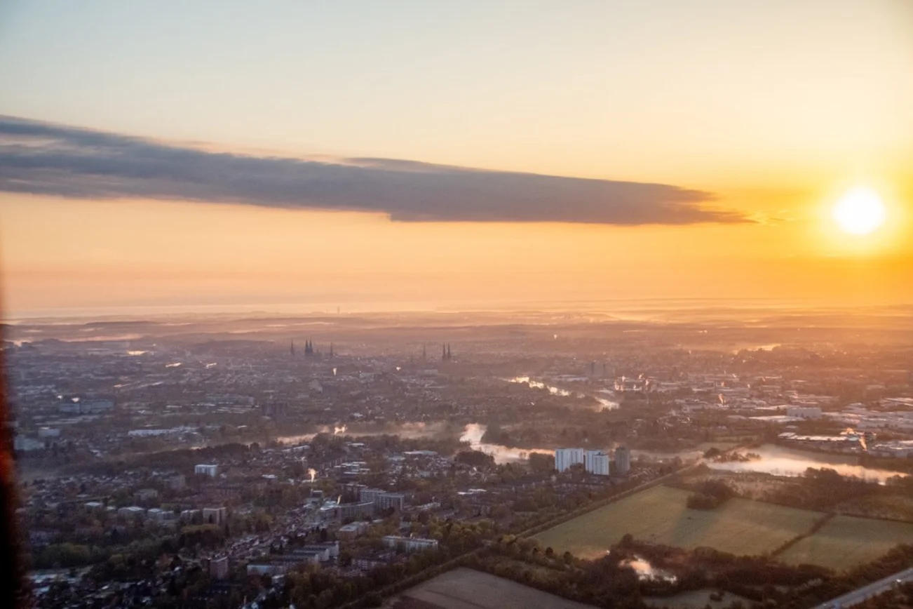 Sonnenaufgang über Lübeck von oben 