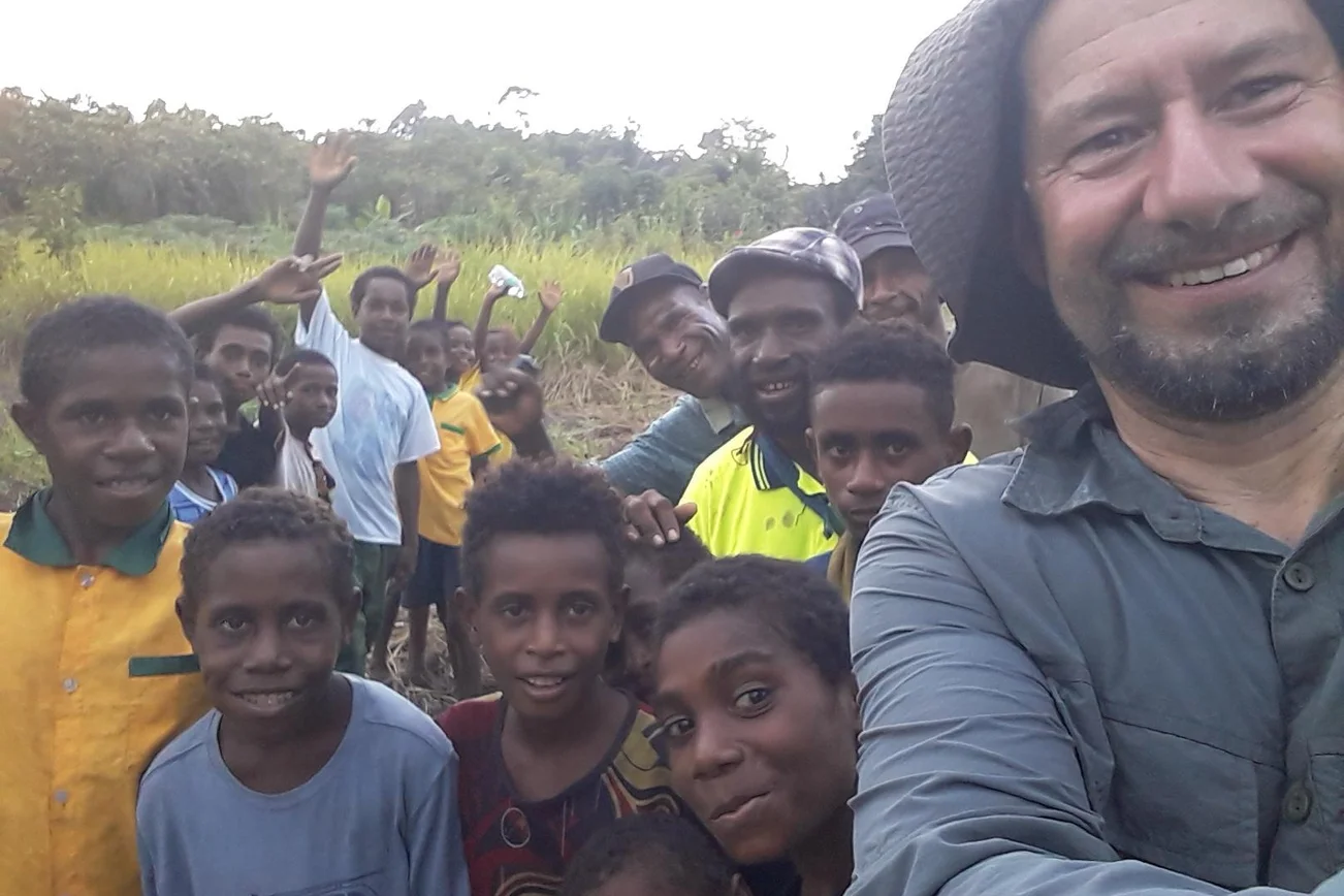 Kinder mit Ökumene-Pastor Kai Feller im Zaka Seket, Papua-Neuguinea
