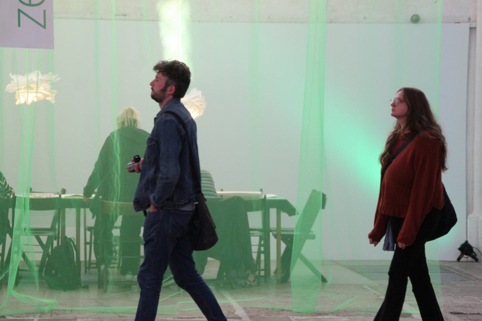 Zwei Personen gehen durch einen Kirchraum 