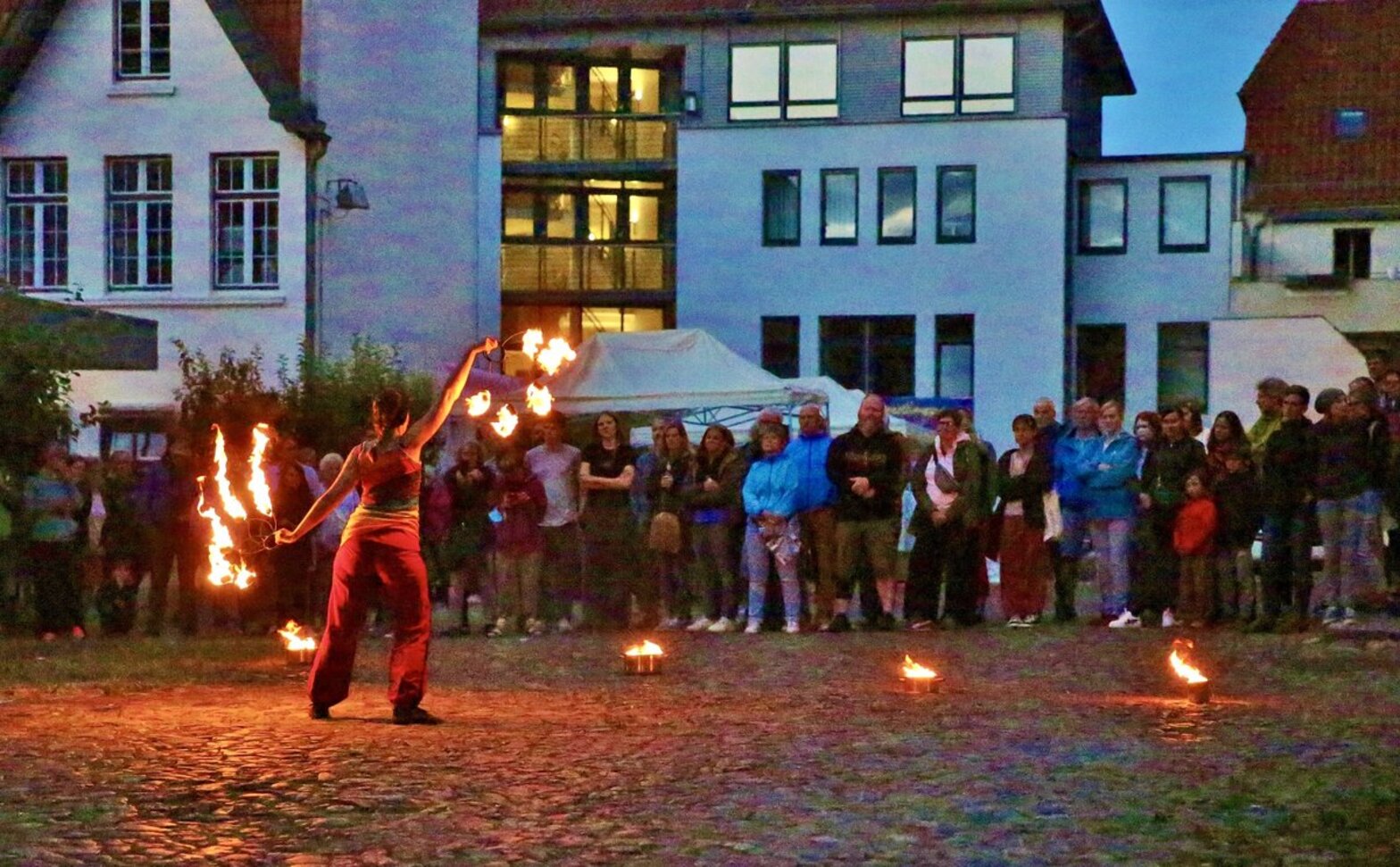 Menschen sehen eine Feuershow