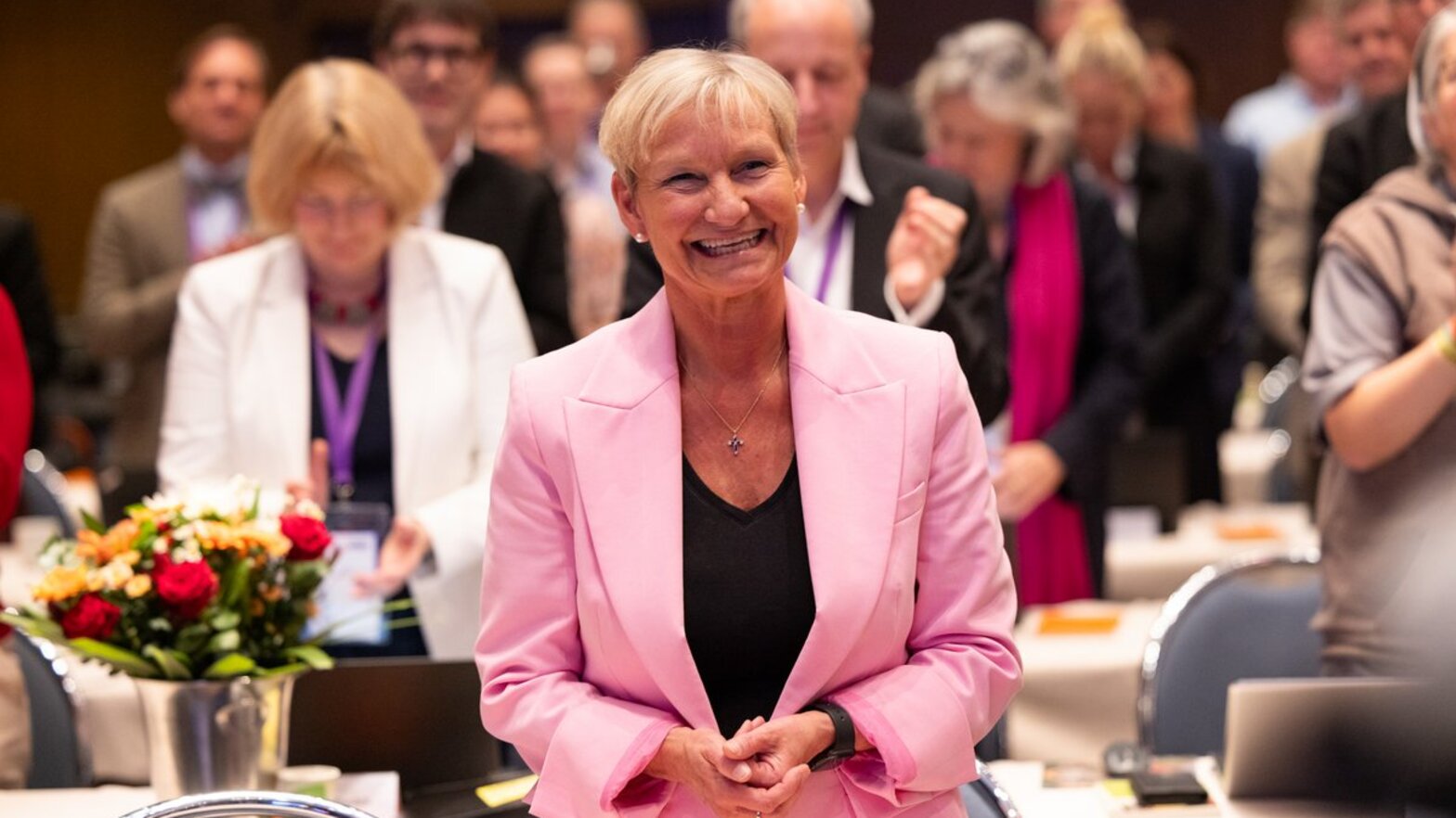 Eine Frau freut sich 