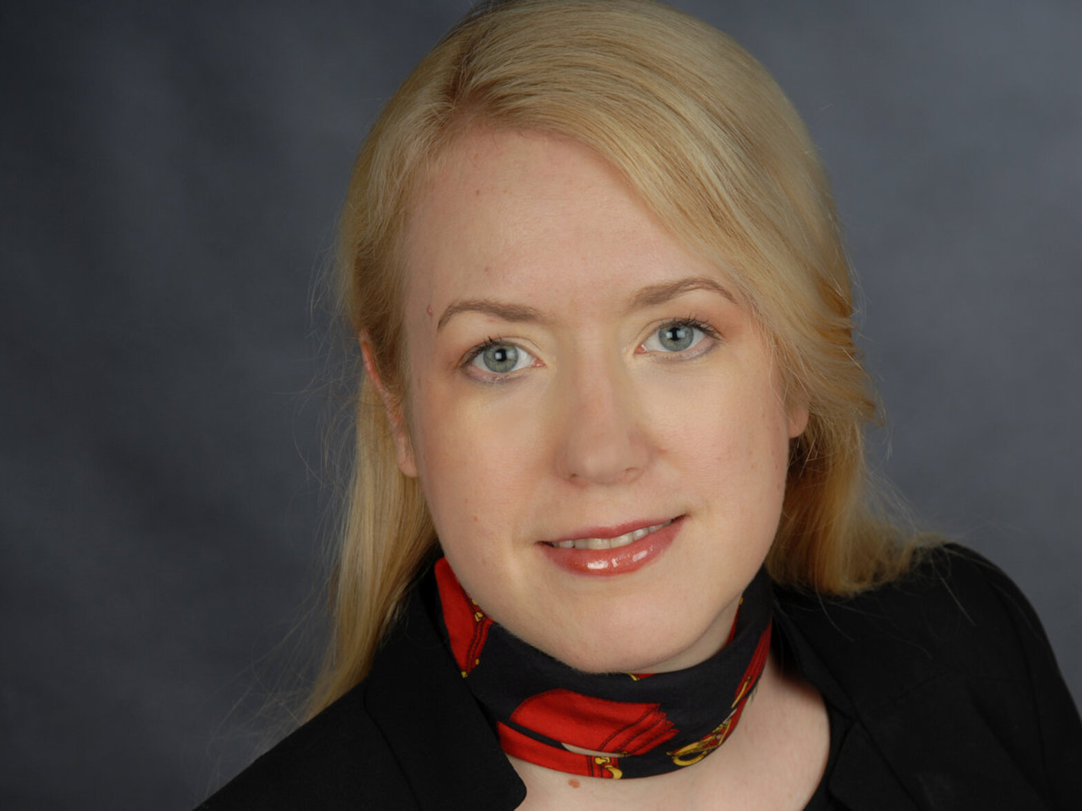 Eine Frau guckt in die Kamera. 