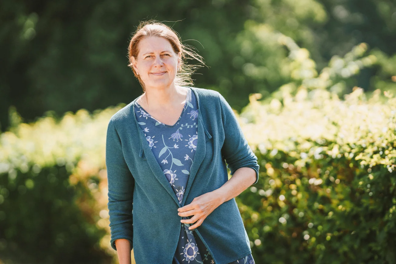 Frau im Freien lächelt in die Kamera