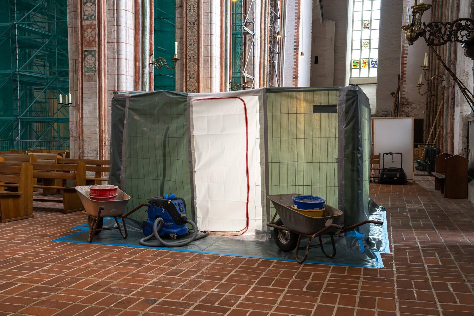 Blick auf ein Zelt in einer Kirche