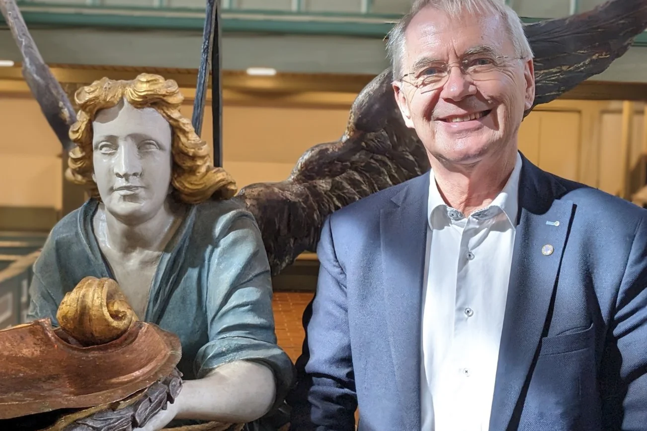 Ein Mann lächelt frontal in die Kamera. 