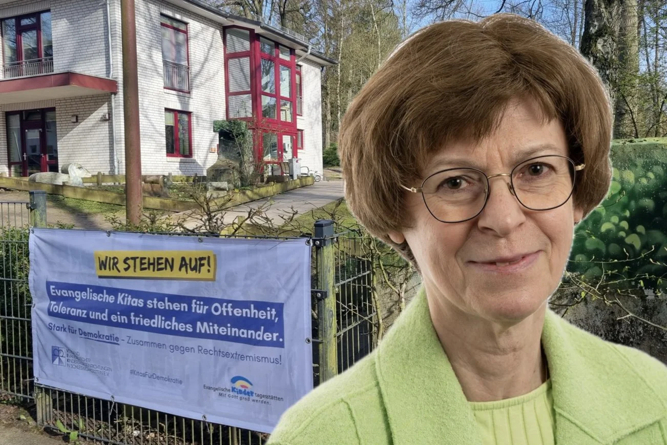 Eine Frau vor einer Kita, an der ein Transparent hängt 