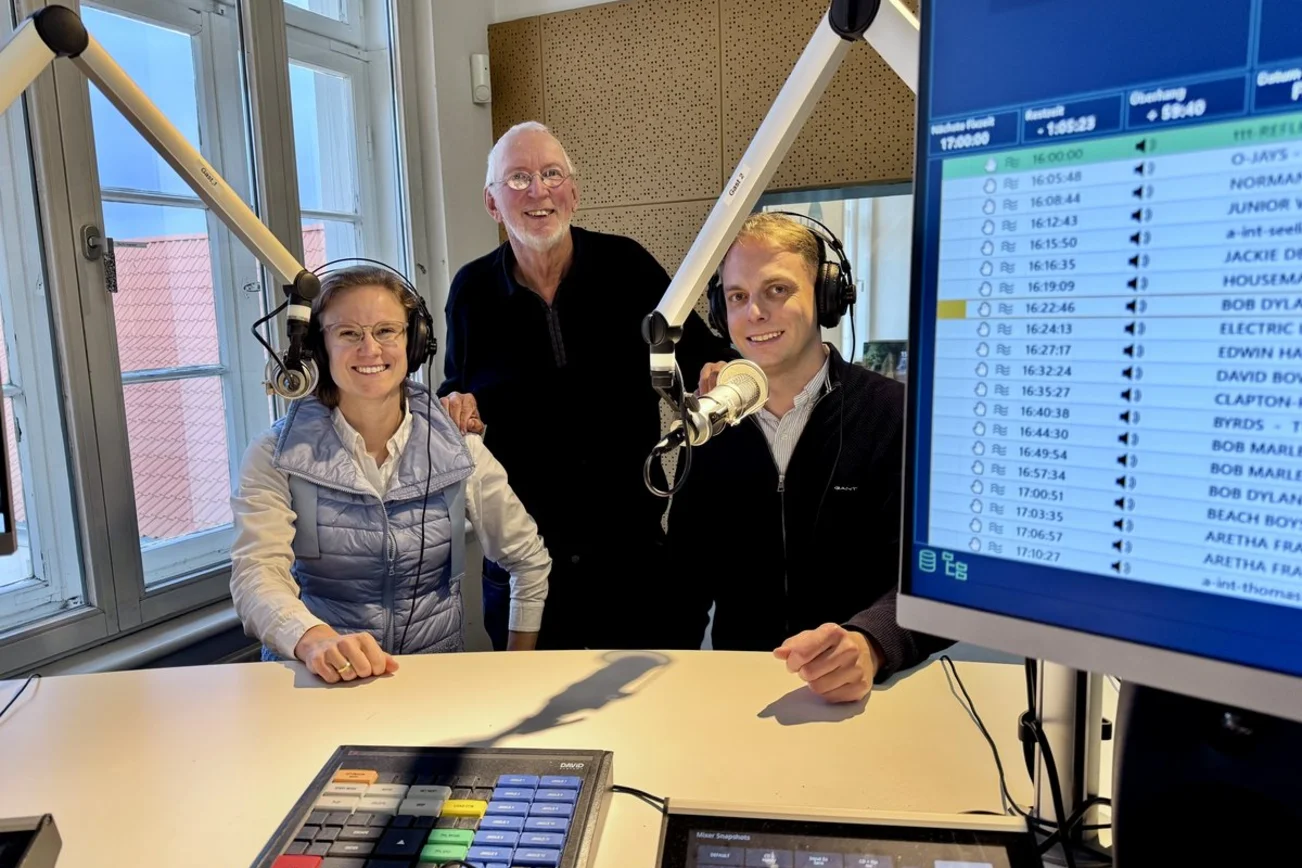 Drei Menschen in einem Radiostudio