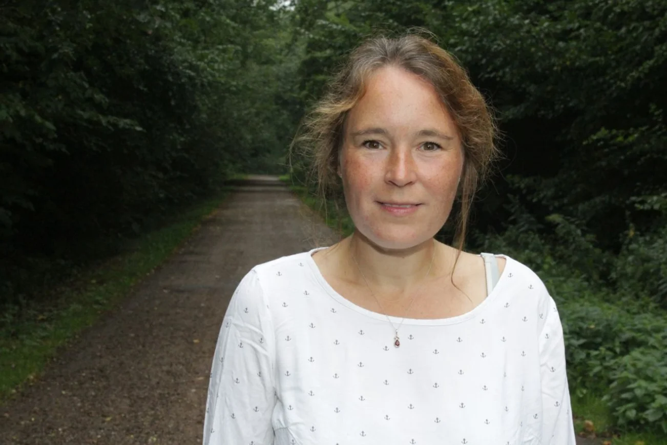Frau vor einem Weg