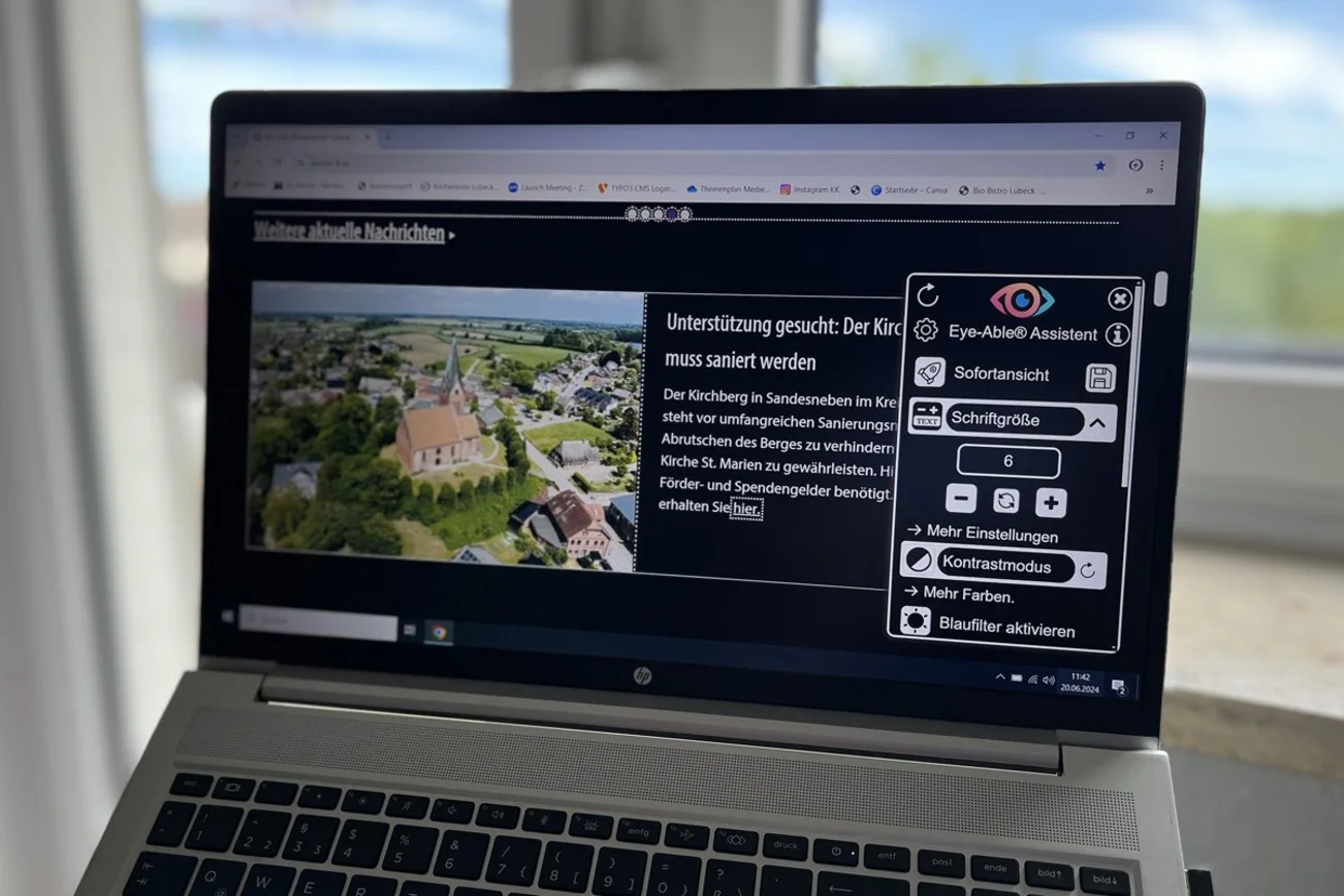 Aufgeklappter Laptop mit Eye-Able Softwarte auf dem Bildschirm.