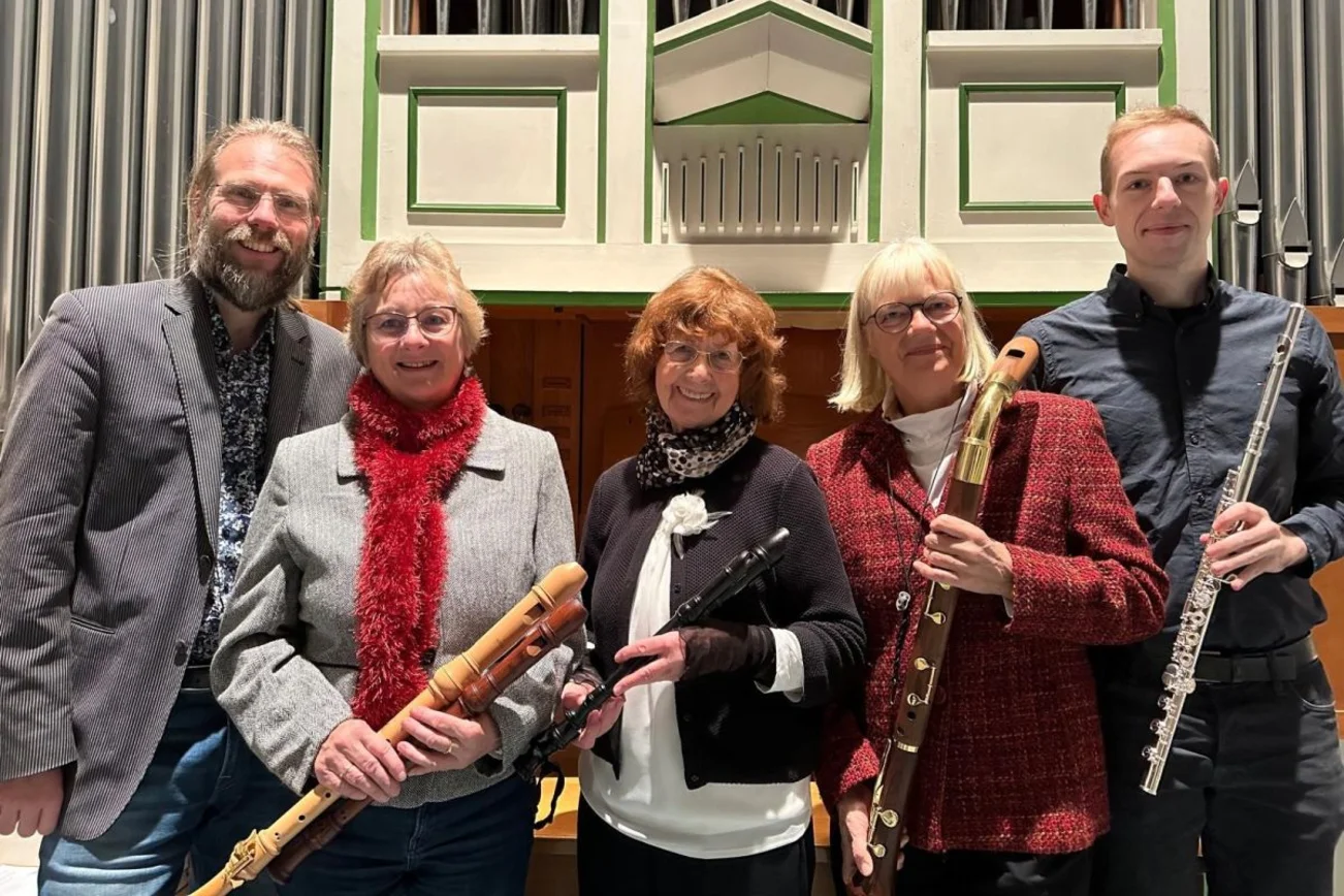 Fünf Personen, davon vier mit unterschiedlichen Flöten in den Händen